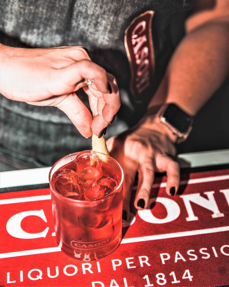 Negroni Casoni, l’iconico cocktail rosso rubino