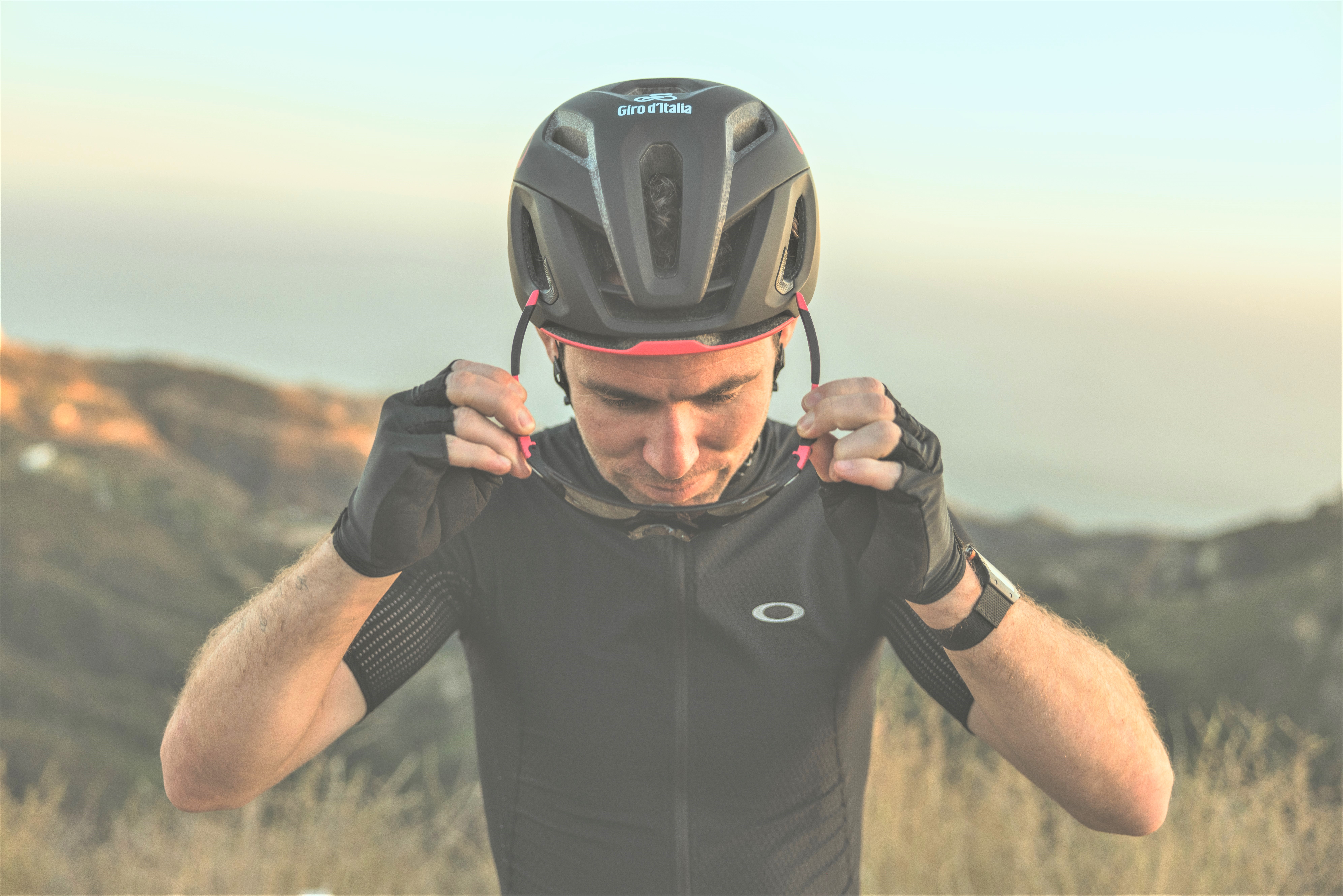 Oakley Giro d’Italia, nuova collezione che omaggia il ciclismo su strada